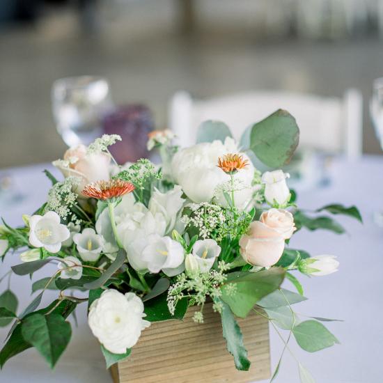 Medium centerpiece in wood box